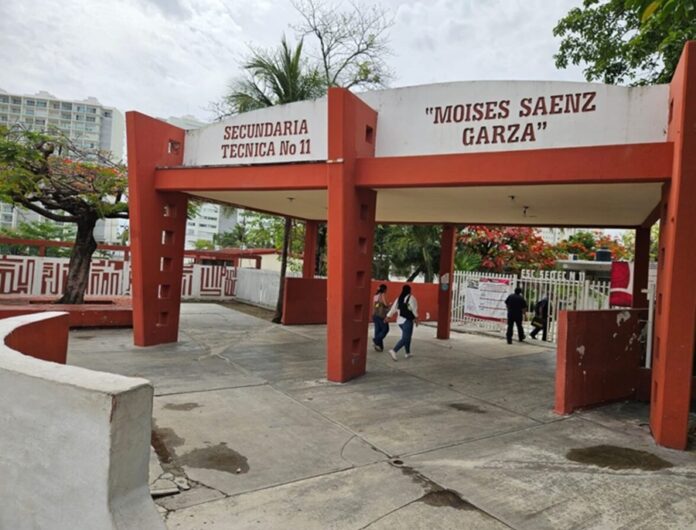 Secundaria Técnica 11 de Cancún tras el ingreso de un exalumno con pirotecnia al plantel.