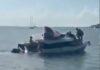 Yate turístico se hunde en bahía de Isla Mujeres sin dejar lesionados Embarcación turística parcialmente hundida en la bahía de Isla Mujeres mientras otras naves auxilian a los pasajeros, 7 de junio de 2026. (Sin lesiones reportadas).