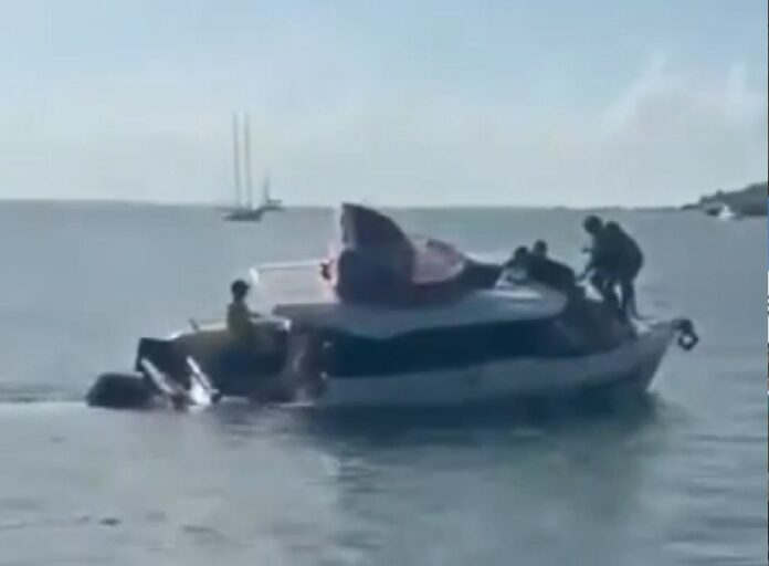 Embarcación turística parcialmente hundida en la bahía de Isla Mujeres mientras otras naves auxilian a los pasajeros, 7 de junio de 2026. (Sin lesiones reportadas).