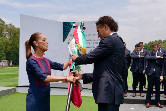Claudia Sheinbaum entrega el Lábaro Patrio a Guillermo Ochoa durante el abanderamiento de la Selección Mexicana rumbo al Mundial 2026.