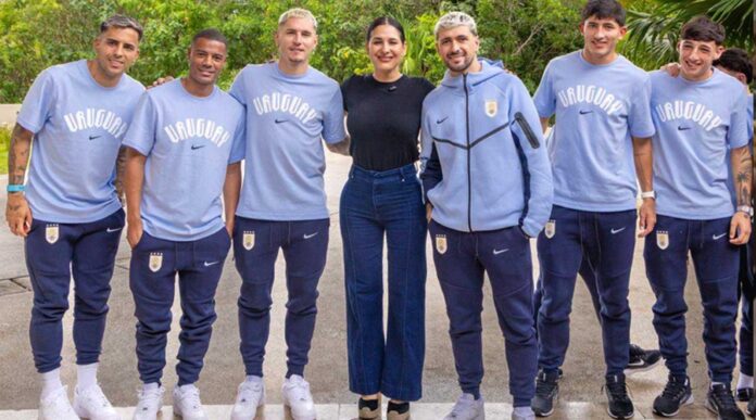 Estefanía Mercado dan la bienvenida a integrantes de la Selección Nacional de Uruguay durante su llegada a Playa del Carmen rumbo al Mundial 2026.