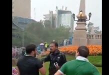 Usan manta de desaparecidos para cubrirse de la lluvia y agreden a periodista Aficionados cubiertos con una manta que contiene fichas de búsqueda de personas desaparecidas durante los festejos del Mundial 2026 en el Ángel de la Independencia.