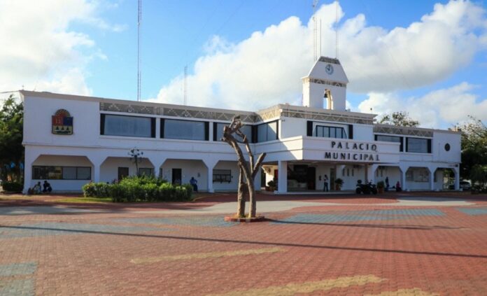La presidenta municipal Estefanía Mercado y funcionarios del Ayuntamiento impulsan estrategias de digitalización para agilizar trámites en Playa del Carmen.