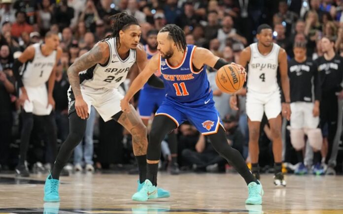 Jalen Brunson durante el partido que dio a los New York Knicks el campeonato de la NBA frente a los San Antonio Spurs.