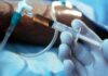 Suprema Corte abre debate sobre eutanasia y suicidio asistido en México Personal médico sostiene una jeringa conectada a una vía intravenosa durante un procedimiento hospitalario relacionado con cuidados al final de la vida.