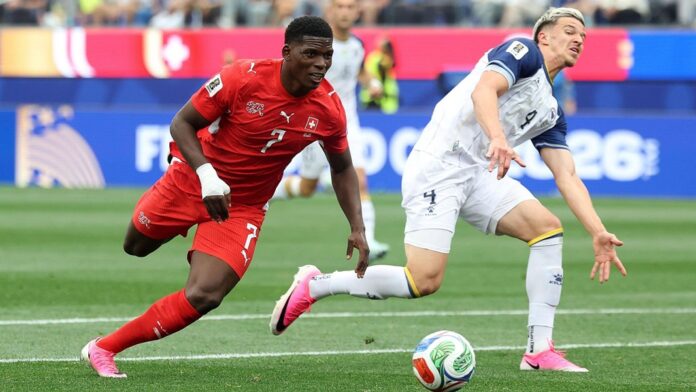 Jugador de Suiza disputa el balón ante un defensor de Bosnia y Herzegovina durante la victoria helvética 4-1 en la fase de grupos del Mundial 2026.