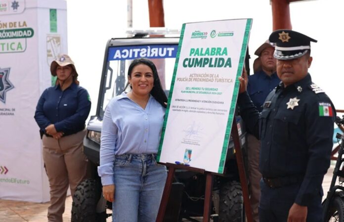La presidenta municipal Blanca Merari entrega equipamiento y unidades a los integrantes de la nueva Policía de Proximidad Turística de Puerto Morelos.