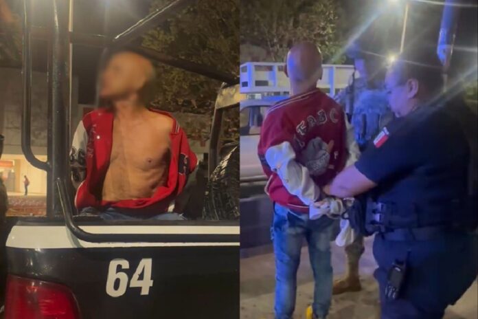 Policías detienen a un hombre extranjero dentro de una van de transporte colectivo tras ser acusado de robar un celular en una farmacia de Cancún.