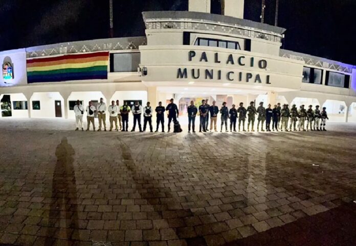 Elementos de seguridad de los tres órdenes de gobierno participan en un operativo de inspección nocturna, solicitado por Estefanía Mercado, Presidenta Municipal de Playa del Carmen.