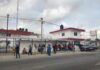 Quintana Roo amplía penales ante aumento de población penitenciaria Personas esperan frente a un centro penitenciario de Quintana Roo donde se realizan acciones para ampliar la capacidad y fortalecer la reinserción social.