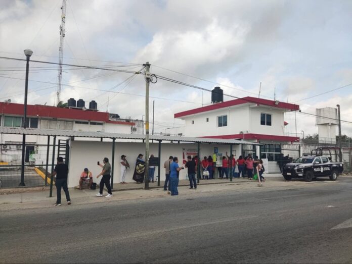 Personas esperan frente a un centro penitenciario de Quintana Roo donde se realizan acciones para ampliar la capacidad y fortalecer la reinserción social.