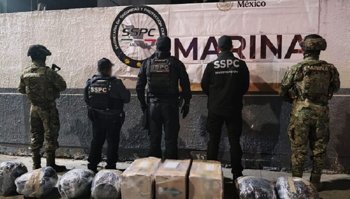 Elementos federales resguardan paquetes de metanfetamina decomisados durante operativo en Tijuana.