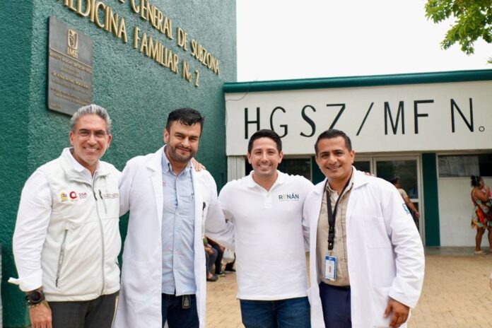 Renán Sánchez y autoridades de Salud recorren una unidad médica durante supervisión de servicios hospitalarios en Cozumel.