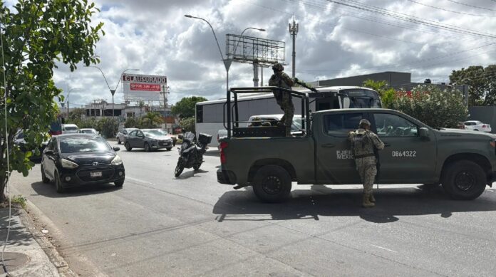 Tramo acordonado de Avenida López Portillo en Cancún con presencia de autoridades tras detectarse una fisura en el pavimento.