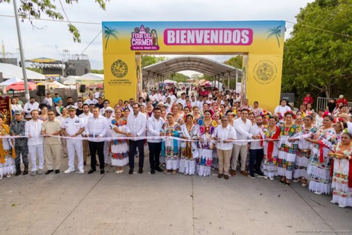 Autoridades municipales y estatales inauguran la Feria del Carmen 2026 durante el corte del listón en el recinto ferial de Playa del Carmen.
