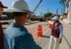 Distribuidor Vial Kukulcán alcanza 30 por ciento de avance y mejorará la movilidad hacia el Aeropuerto de Cancún Mara Lezama supervisa los trabajos de construcción del Distribuidor Vial Kukulcán junto a personal de obra en Cancún.