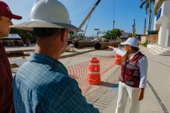 Mara Lezama supervisa los trabajos de construcción del Distribuidor Vial Kukulcán junto a personal de obra en Cancún.