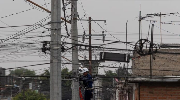 Cables instalados en postes de una zona urbana con múltiples líneas aéreas.