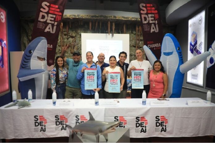 Organizadores y representantes de instituciones presentan el cartel del Tiburón Toro Fest 2026 durante una conferencia de prensa en Playa del Carmen.