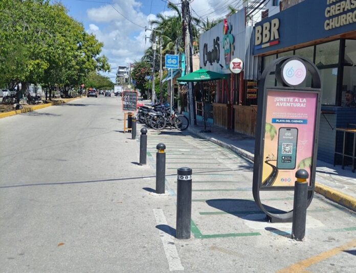 Estación del sistema Biciplaya sin bicicletas en una vialidad de Playa del Carmen tras el retiro del servicio público.