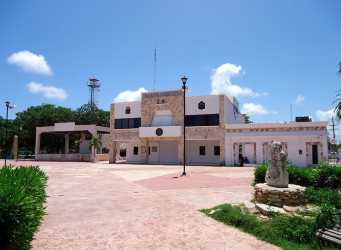 Fachada del Palacio Municipal de Tulum en Quintana Roo donde autoridades revisarán una posible irregularidad relacionada con la nómina.