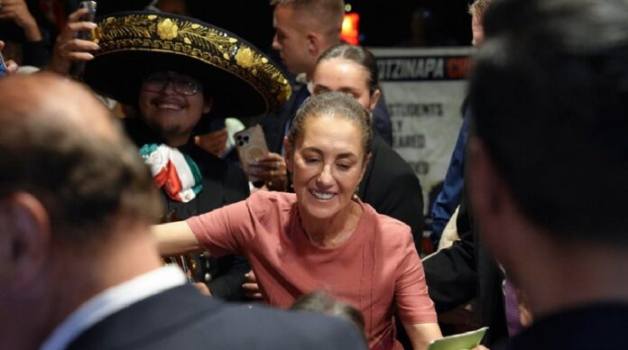 Claudia Sheinbaum saluda a personas que la reciben con mariachis durante su llegada a Nueva York.