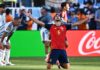 España celebra su segundo Mundial tras vencer a Argentina y entrar de nuevo en la historia Un futbolista de España celebra de rodillas con los brazos abiertos mientras jugadores de Argentina muestran su desilusión.