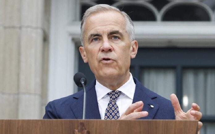 Mark Carney ofrece un mensaje durante una conferencia.