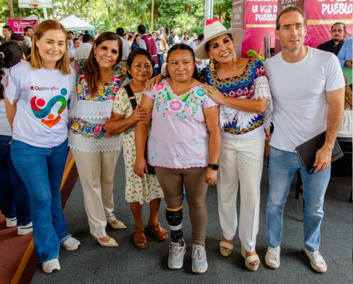  Mara Lezama y Diego Castañón Trejo atienden a ciudadanos durante la Audiencia Pública La Voz del Pueblo en Tulum.