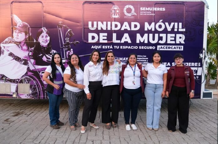 Mara Lezama junto al personal de la Secretaría de las Mujeres frente a la Unidad Móvil para las Mujeres durante su presentación en Quintana Roo.