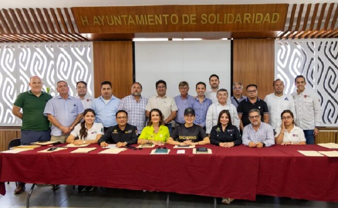 Estefanía Mercado junto a representantes de cámaras empresariales, asociaciones y funcionarios durante una reunión de trabajo en Playa del Carmen.