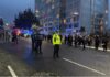 Blindan hotel de Inglaterra y frustran intento de aficionados mexicanos de alterar el descanso previo al duelo mundialista Policías resguardan una avenida frente al hotel de concentración de Inglaterra mientras aficionados permanecen detrás de vallas metálicas.