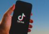 TikTok evita juicio por demanda de adicción a redes sociales en Estados Unidos Logotipo de TikTok en un teléfono móvil, imagen representativa de la plataforma demandada en Estados Unidos.
