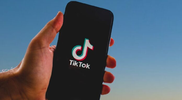 Logotipo de TikTok en un teléfono móvil, imagen representativa de la plataforma demandada en Estados Unidos.