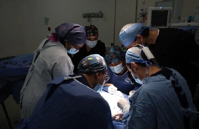 Personal médico realiza una cirugía en un quirófano durante la jornada de atención a pacientes con labio y paladar hendido.