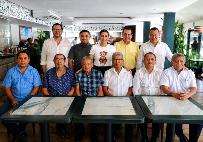 Estefanía Mercado en la aprobación de la sede del 33 aniversario de Playa del Carmen.
