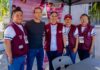 Diego Castañón lleva la Caravana de Trámites y Servicios a Cancha Maya para acercar atención directa a las familias Diego Castañón posa junto a personal de un módulo de atención durante la Caravana de Trámites y Servicios en Tulum.