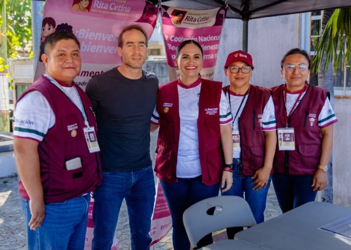 Diego Castañón posa junto a personal de un módulo de atención durante la Caravana de Trámites y Servicios en Tulum.