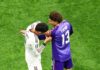«Memo» Ochoa pone fin a una histórica carrera tras disputar seis Copas del Mundo Guillermo Ochoa y Edson Álvarez se abrazan sobre la cancha durante un partido con la Selección Mexicana.