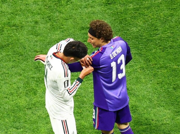 Guillermo Ochoa y Edson Álvarez se abrazan sobre la cancha durante un partido con la Selección Mexicana.