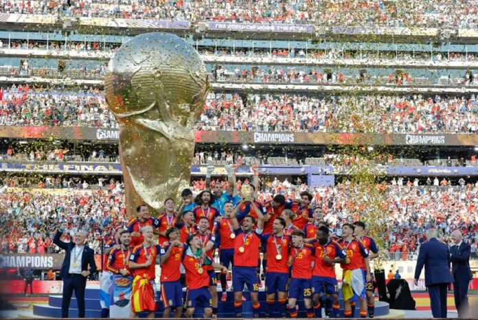 Jugadores de la selección de España celebran con el trofeo tras conquistar la final del Mundial 2026.