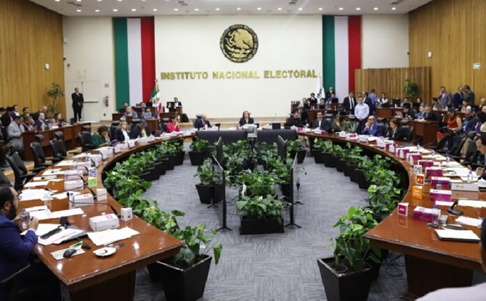 Sesión del Consejo General del Instituto Nacional Electoral durante la discusión para aplazar los lineamientos sobre procesos internos de los partidos políticos.