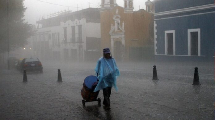 Intensa lluvia provoca acumulación de agua en zona urbana.