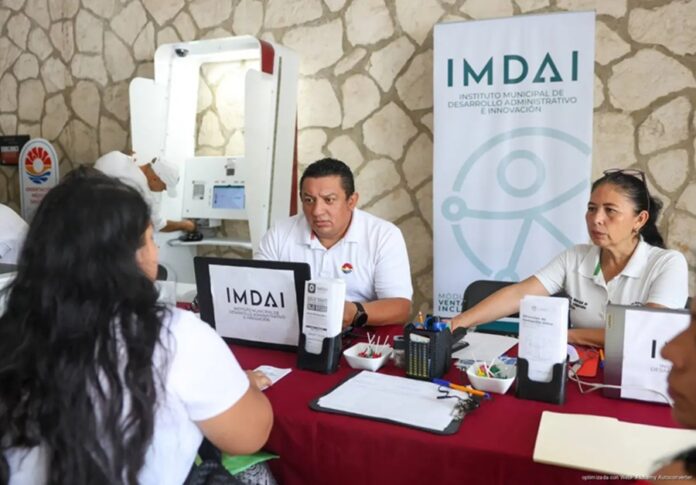 Funcionarios de la Contraloría Municipal de Benito Juárez durante una reunión de trabajo en instalaciones oficiales del Ayuntamiento.