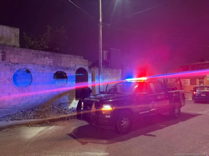 Patrulla de la Policía Municipal resguarda la zona donde un hombre fue hallado sin vida en el fraccionamiento Villas del Mar, en Cancún.