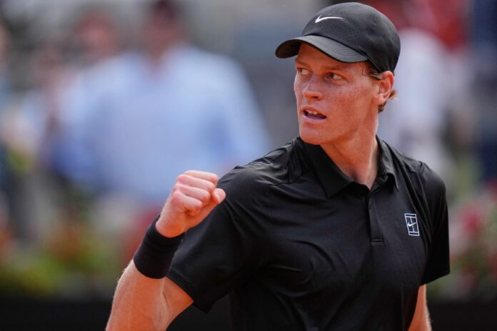 Jannik Sinner celebra un punto durante la semifinal de Wimbledon con el puño cerrado y gesto de determinación.