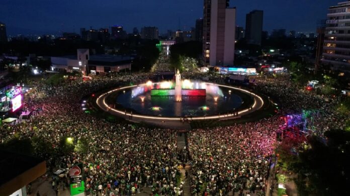 Miles de personas concentradas alrededor del Monumento a la Revolución durante un evento nocturno del Mundial 2026 en Ciudad de México