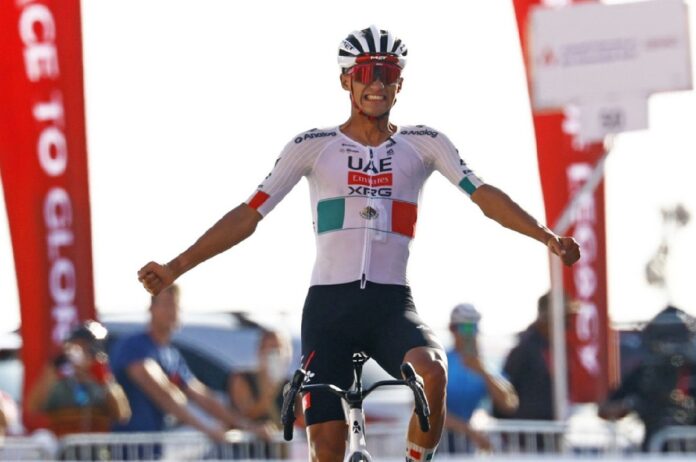 Isaac del Toro celebra tras conseguir el segundo lugar en la etapa 14 del Tour de Francia.