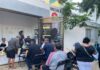 Quintana Roo ampliará la expedición de la CURP biométrica con seis nuevos equipos en el Registro Civil Personas esperan turno frente a las oficinas del Registro Civil para realizar trámites de identidad.