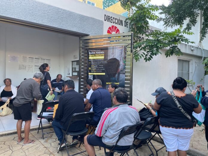 Personas esperan turno frente a las oficinas del Registro Civil para realizar trámites de identidad.